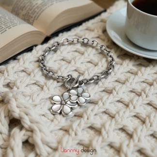 Vòng tay xích bạc charm 2 bông hoa vỏ trai bọc bạc